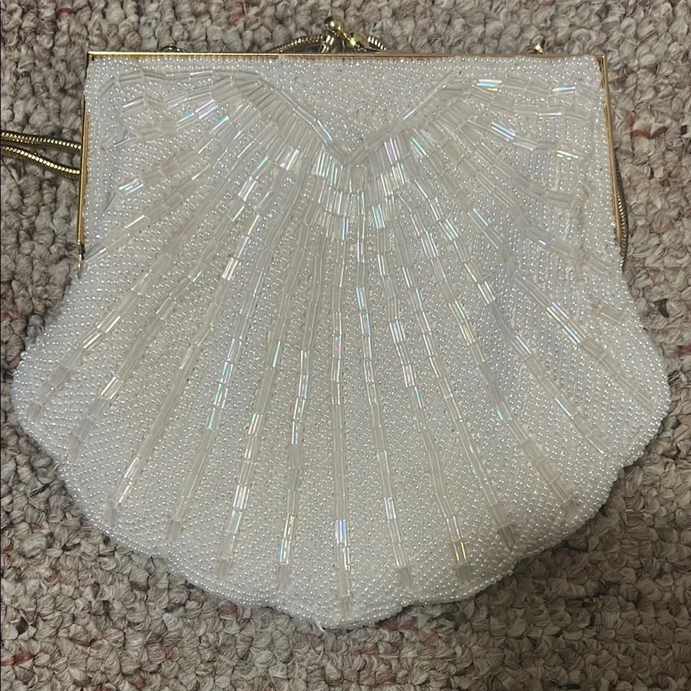Carolyne Barton Night Elegant Cream Beaded seashell Clutch with Gold Chain - Picture 4 of 4